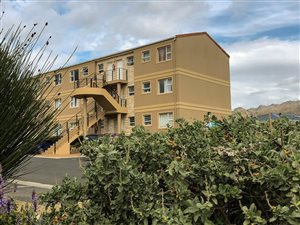 2 Bedroom Apartment in Sir Lowrys Pass