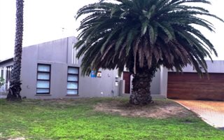 5 Bedroom House in Bloubergstrand