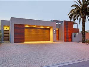 4 Bed House in Bloubergstrand