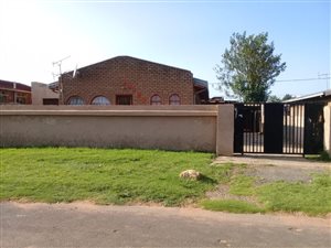 3 Bed House in Etwatwa