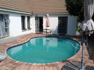 3 Bed House in Halfway House