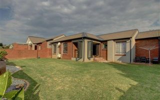 3 Bedroom Townhouse in Mooikloof Ridge
