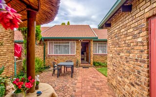 3 Bedroom House in Aston Manor