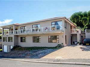 6 Bed House in Glen Marine