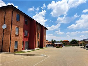 2 Bed Apartment in Rooihuiskraal North