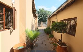 85 m² Office Space in Clubview