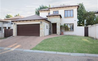4 Bedroom House in Rietvalleirand