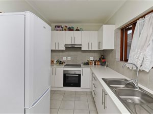 2 Bed Apartment in Wynberg