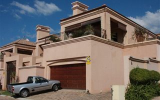 2 Bedroom Townhouse in Sunninghill