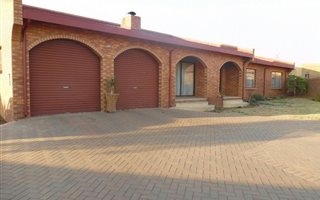 3 Bedroom House in Geluksdal