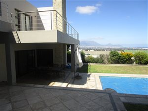 5 Bed House in Baronetcy Estate