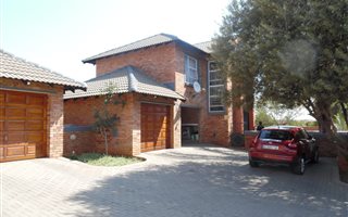 3 Bedroom Duplex in Heuwelsig Estate