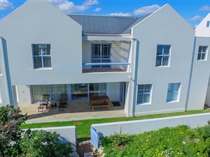 5 Bed House in Blue Lagoon