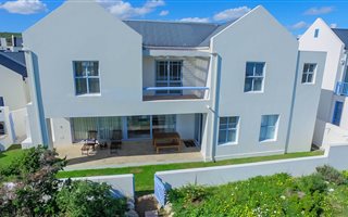 5 Bedroom House in Blue Lagoon