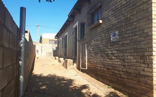 7 Bedroom House in Kwanonqaba