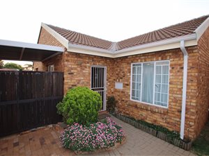 2 Bedroom Simplex in Pierre van Ryneveld