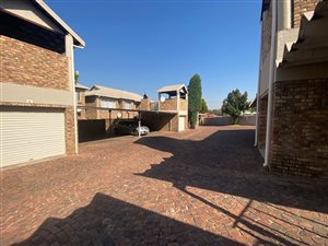 2 Bed Townhouse in Rietfontein