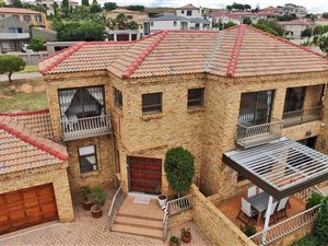 4 Bedroom House in Noordheuwel
