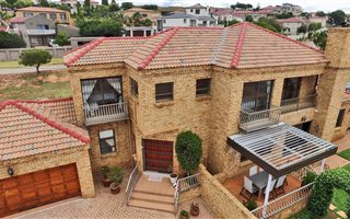 4 Bedroom House in Noordheuwel