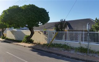 4 Bedroom House in Rondebosch East