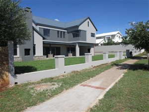 8 Bed House in The Meadows