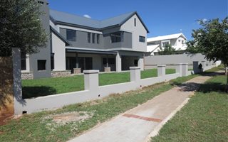 8 Bedroom House in The Meadows
