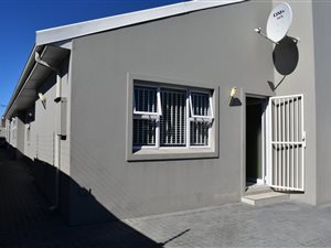 4 Bed House in Grassy Park