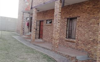2 Bedroom Flat in Olievenhoutbosch