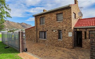 3 Bedroom House in Gordons Bay Central