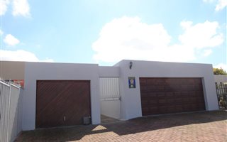 3 Bedroom House in Klein Nederburg