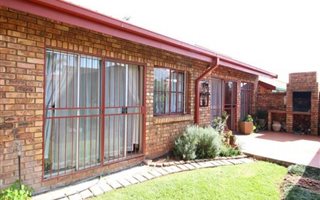 2 Bedroom House in Elarduspark