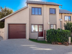 2 Bed Duplex in Mooikloof Equestrian Estate