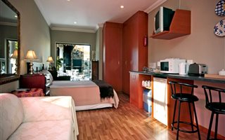 Bachelor apartment in Somerset Ridge