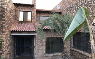 Bachelor apartment in Halfway Gardens