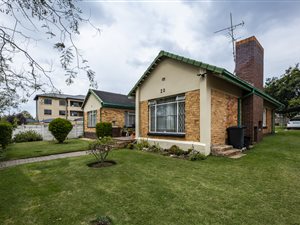 4 Bed House in Robertsham