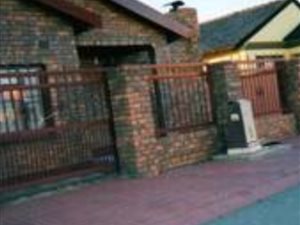 4 Bedroom House in Protea North