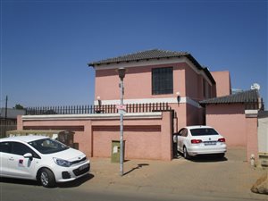 11 Bed House in Rabie Ridge