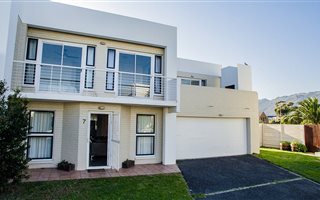 3 Bedroom House in Gordons Bay Central