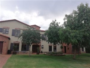 7 Bedroom House in Roodeplaat
