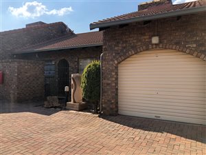 3 Bed Townhouse in Dalpark Ext 1