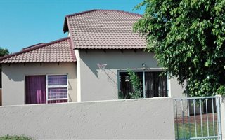 3 Bedroom Townhouse in Heuwelsig Estate
