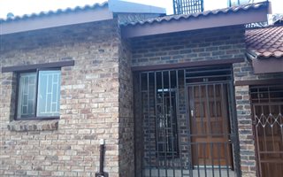 2 Bedroom Townhouse in Olievenhoutbosch