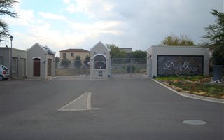 878 m² Land available in Amandelsig