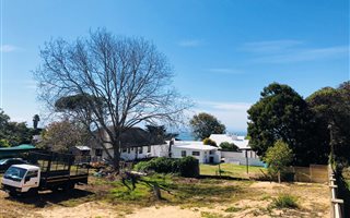 1175 m² Land available in Mossel Bay Central