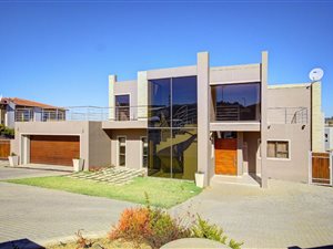 5 Bed House in Broadacres