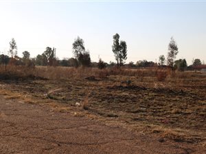 1300 m² Land available in Highbury