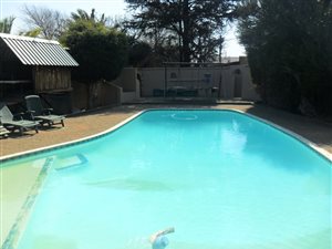 6 Bed House in Robertsham