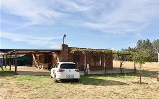 4.6 ha Farm with House in Walkers Fruit Farms