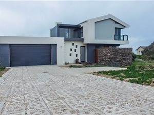 4 Bedroom House in Mossel Bay Central