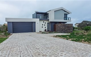 4 Bedroom House in Mossel Bay Central